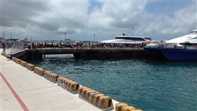 澎湖馬公港現人潮（1）航行布袋馬公航線的4艘交通船12日幾乎客滿，馬公港再現人潮，是疫情解封後單日人數最多的一次。中央社　109年6月12日