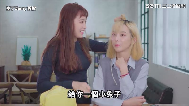 性感網紅挑戰鄰家風　網笑叛逆期到了