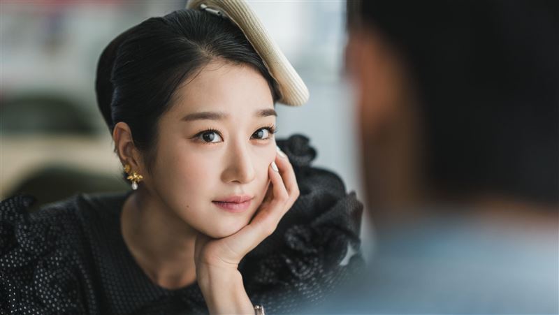 女星勾引金秀賢　裙擺開叉露白皙腿根