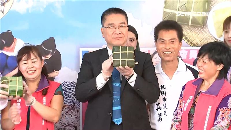 響應慈善活動　徐國勇動手包越南粽