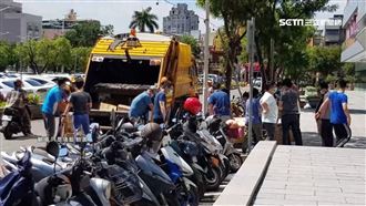 獨／韓國瑜道別會旁　直擊市府丟公文