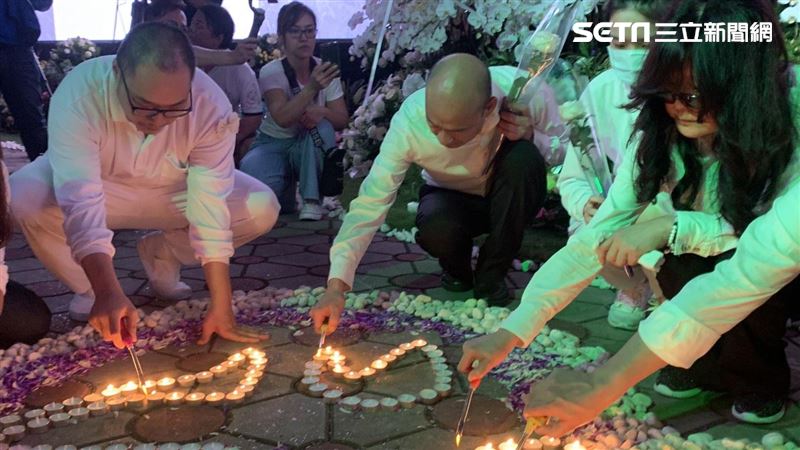 送許崑源一程…韓國瑜落淚陪遺孀守靈