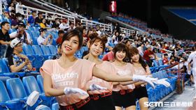 桃園棒球場球迷在觀眾席熱情加油，啦啦隊女孩。（圖／記者林聖凱攝影）