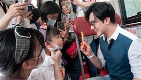 謝佳見粉絲公車應援慶生（藝和創藝提供）