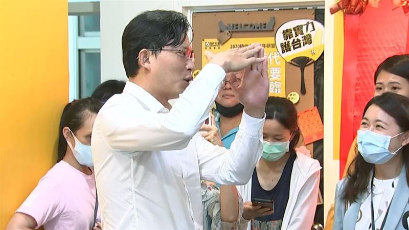 走路竟「一跛一跛」…黃國昌自曝原因