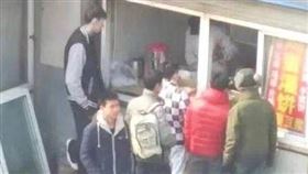 周琦5年前被目擊買路邊攤的雞蛋灌餅。（圖／翻攝自微博）