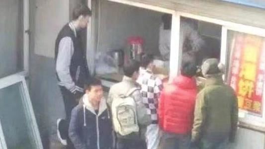 買路邊攤不自律…被罵5年周琦解釋了