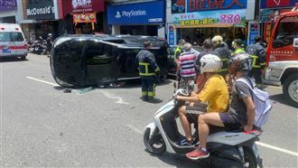 快訊／休旅車翻覆街頭　警方找嘸駕駛