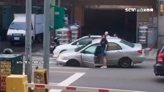 桃園地面竟冒天坑　女駕駛卡路中呼救