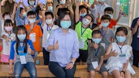 蔡英文參觀國家人權博物館「我是兒童，我有權利」兒童權利公約頒布30週年主題特展（總統府提供）