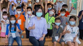 好Q！小英看特展　竟被小朋友問這題