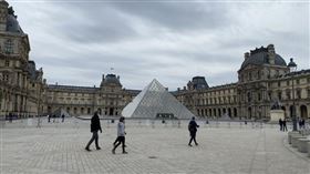 法國政府疫情危機處理飽受批評，法院接到個人、協會、工會、民間連署等80起申訴案。圖為法國解封後不少民眾在巴黎羅浮宮周圍散步。（中央社檔案照片）