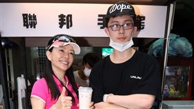 孫安佐聯邦手搖飲店開幕媽媽狄鶯來加油打氣。（記者邱榮吉/攝影）