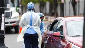 ★全球最大疫區 疫情暴露美國醫療體系致命問題美國武漢肺炎確診數突破20萬大關，為全球最大疫區，但前線醫療人員卻須面對口罩、個人防護設備不足的問題。圖為美國醫療人員在華府一處「得來速」檢測站為民眾採檢。中央社記者徐薇婷華盛頓攝 109年4月2日