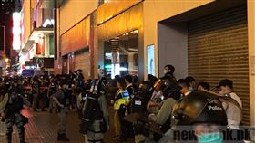 香港反送中運動包圍立法會警民衝突12日滿週年，警方派出大批警力戒備網友發起的多地活動。圖為港警在旺角朗豪坊一帶截查民眾隨身物品，部分人被帶走。（圖／翻攝自香港電台網頁news.rthk.hk）
