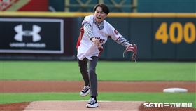 ▲魔術師陳日昇開球。（圖／記者劉彥池攝影）