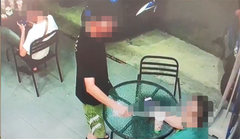 嫌隔壁桌唱歌太吵　男竟持刀抵臉恐嚇