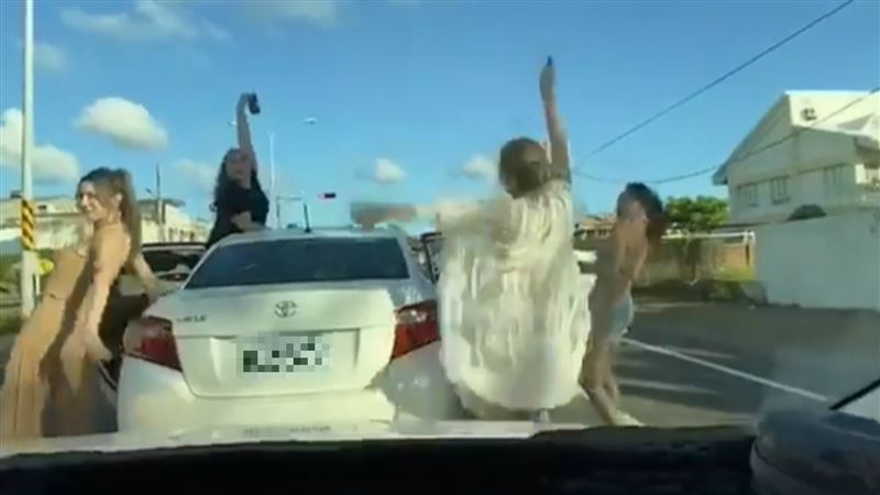 前車辣妹突下車熱舞羞爆　網超羨慕