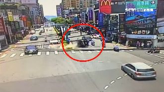 休旅車自撞分隔島　險壓4機車騎士