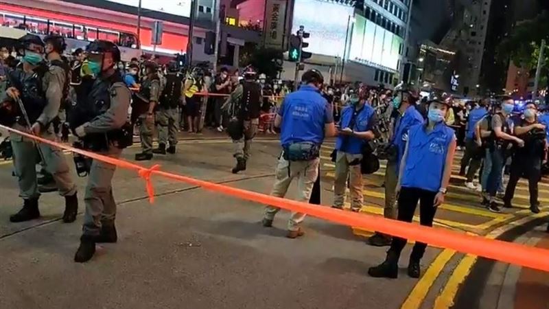反送中週年　港人街頭合唱遭警驅趕
