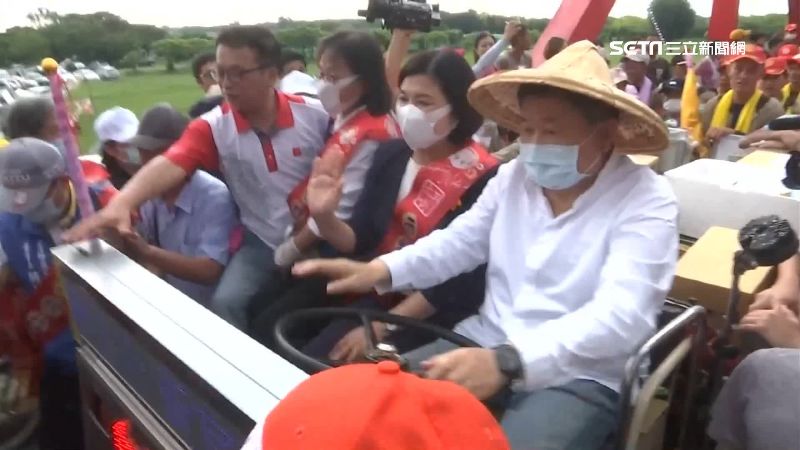 標哥愛搞笑！開鐵牛車陪遶境信徒搶拍