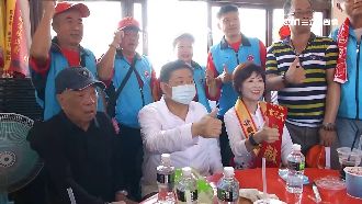 獨／顏清標攜父接媽祖　和信徒合影