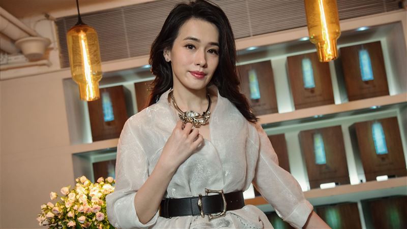 最美總監曬穿搭　正式到休閒一秒轉換