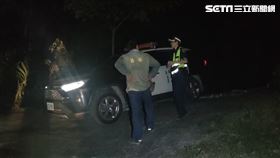 台中警方率隊前往苗栗山區尋找陳男遺體。（圖／翻攝畫面）