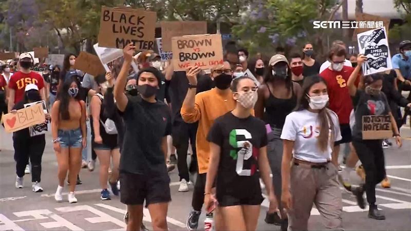 非裔男扛受傷白人…抗議暖心故事曝光