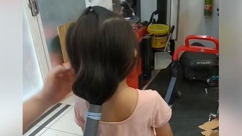 超強老爸用這招　10秒幫女兒綁馬尾