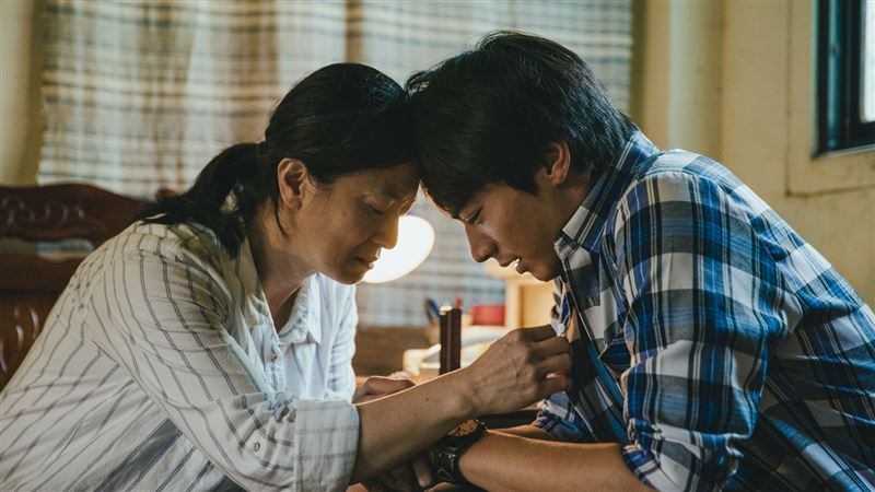 曝光棄兒真相　女星無語無淚逼哭網