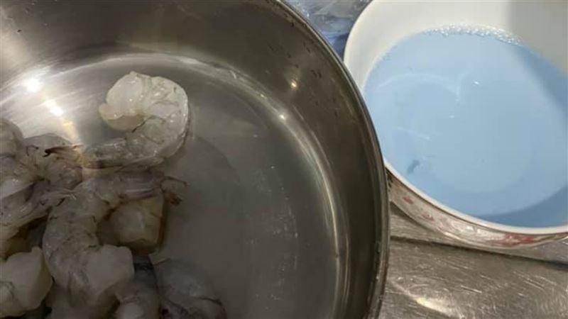 蝦仁解凍驚見粉藍水　專家解密了