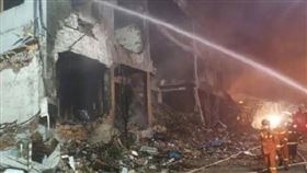 油罐車爆炸已18死！200棟民宅遭炸毀…現場畫面超驚悚（圖／翻攝自人民日報微博）