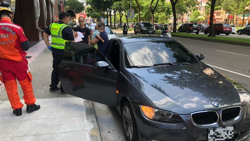 台中3歲童反鎖BMW內　警消破窗救