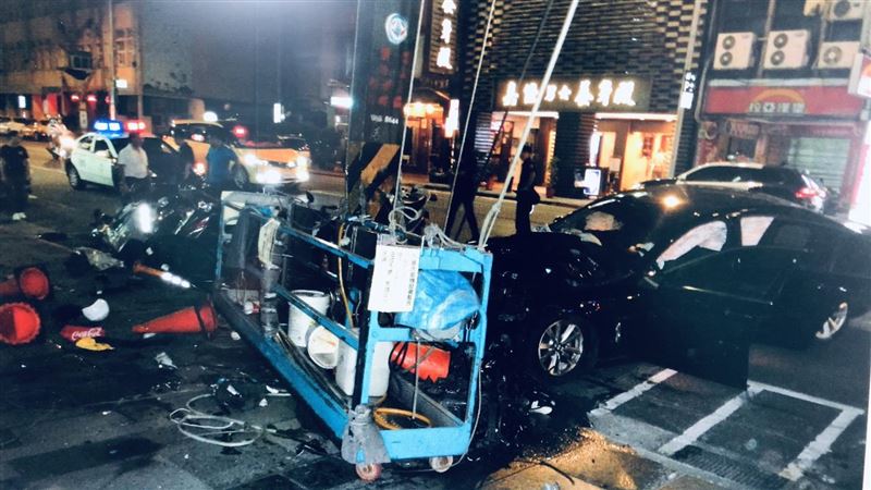 BMW失控自撞　撞毀5機車、變電箱