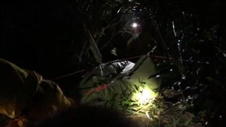 畫面曝光！欠債遭索命　屍卡峭壁樹枝