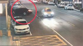 長春路,BMW,自撞,變電箱,機車,小黃,計程車　翻攝畫面