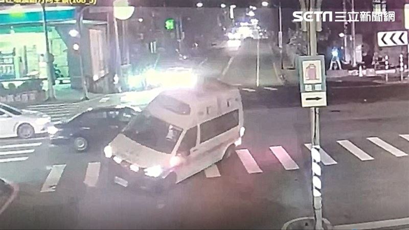 救護車執勤遭撞翻　驚悚撞擊畫面曝光