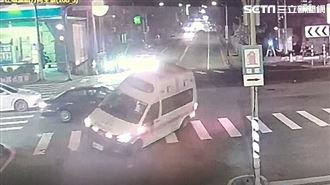 救護車執勤遭撞翻　驚悚撞擊畫面曝光
