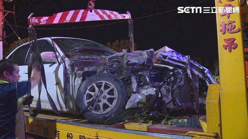 畫面曝！遭自強號撞　車爛…人竟無傷
