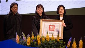 蔡英文總統頒贈鍾肇政一等景星勳章。（圖／總統府提供）