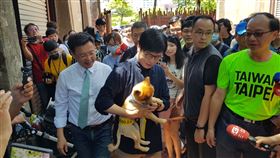 陳其邁到駁二現場引起在場民眾喊市長好。（圖／記者程永銘攝影）