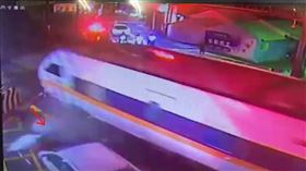 影片打臉！搶快猶豫47秒…火車撞上（圖／翻攝畫面）