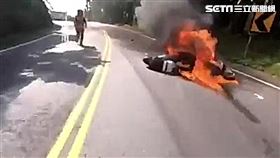 驚悚,火燒機車,北宜公路,石碇,翻攝臉書爆廢公社