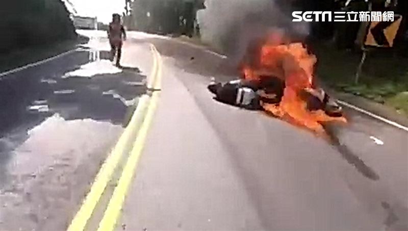 北宜機車撞鐵馬成火球　驚悚畫面曝光