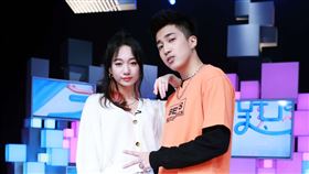 歌手吳卓源（Julia）與好友婁峻碩，同上炎亞綸、唐綺陽、吳姍儒（Sandy）主持公視實境談話節目《36題愛上你》。圖／公視提供