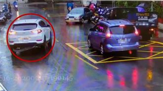 傻眼！女「一路倒車」撞2汽車5機車