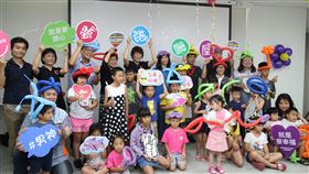 台東出租社會宅安居家園　圖書室揭幕（1）台東縣政府首棟出租社會住宅「安居家園」的圖書室14日落成啟用，縣長饒慶鈴（後左5）與住戶們一同見證命名為「夢想書屋」的圖書室揭幕。（台東縣政府提供）中央社記者李先鳳傳真　109年6月14日