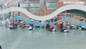 台中雨彈狂炸如颱風　一整排機車泡水（圖／翻攝畫面）