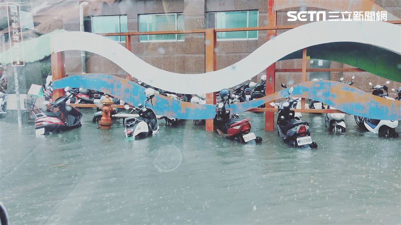 台中雨彈狂炸如颱風　一整排機車泡水